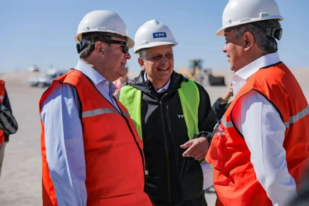 Los gobernadores Alberto Weretilneck y Rolando Figueroa recorrieron junto al presidente y CEO de YPF, Horacio Marín, la obra del proyecto Vaca Muerta Oil Sur en Sierra Grande