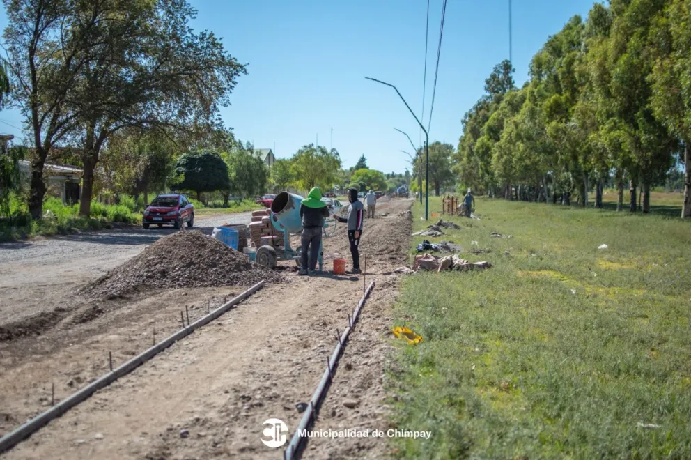 Cuadrillas de trabajadores locales avanzan con la construcción de veredas y la puesta en valor de espacios recreativos sobre la Av. Julio Argentino Roca.