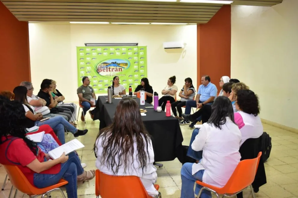 El intendente Robin del Río junto a su equipo de gobierno durante la reunión con directivos escolares, en el primer encuentro del año.