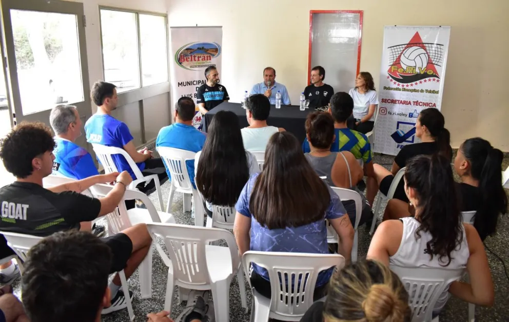 Autoridades municipales e instructores de FEVA durante la presentación del Curso Técnico Nacional I de vóley en Luis Beltrán.