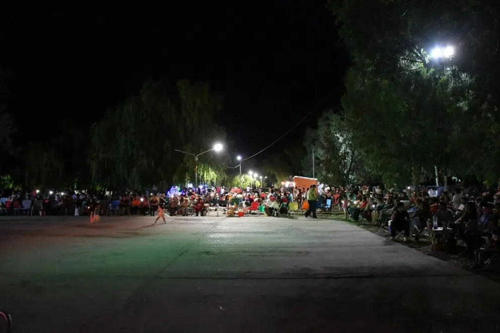 Con música, baile y una gran convocatoria, el cierre de “Pomona Me Encanta” se vivió en el Balneario Municipal de Pomona, consolidando el ciclo como un clásico del verano regional.