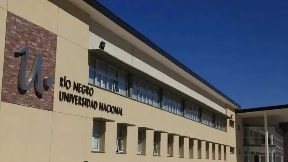 "Quieren destruir el sistema científico tecnológico nacional", cuestionó el rector de la Universidad de Río Negro.