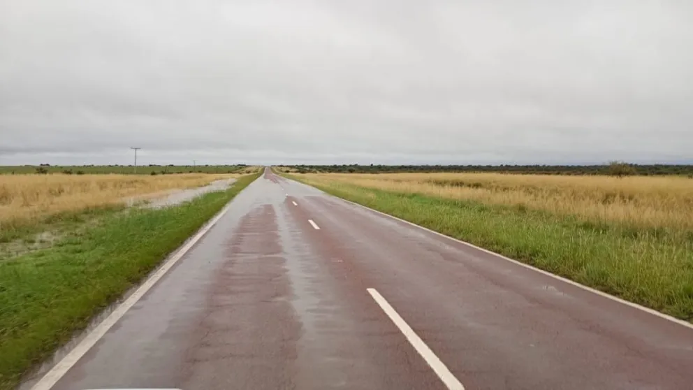 Bomberos advirtieron por agua sobre la calzada y banquinas en la Ruta 22, donde ya se registraron camiones encajados en el tramo entre Médanos y Algarrobo.