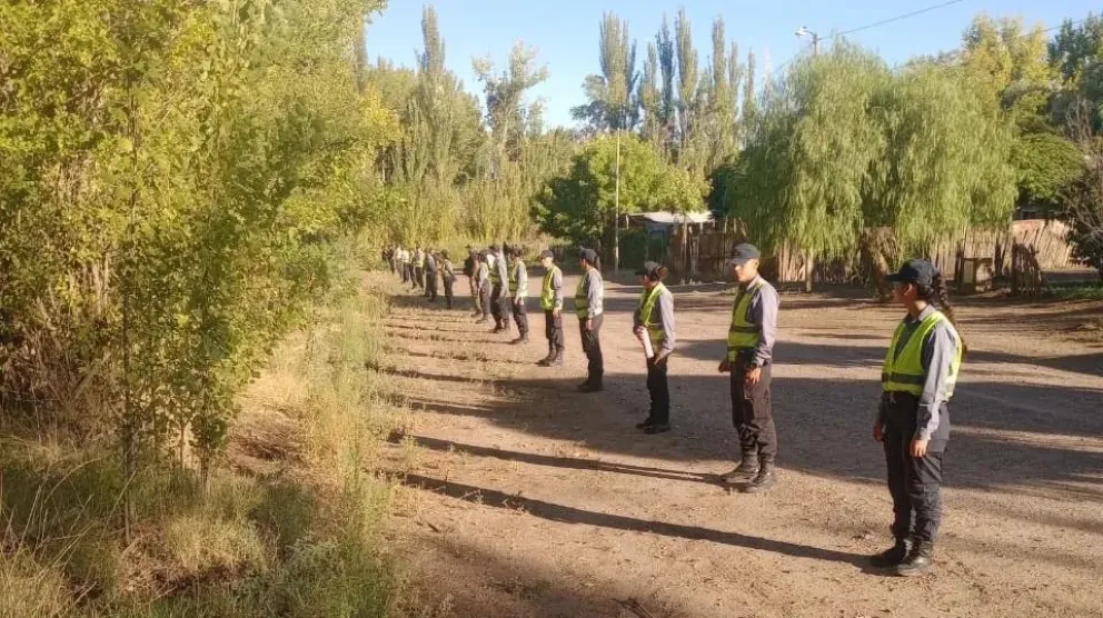 La labor incansable de los equipos en terreno se mantiene en el desagüe y la costa del ríoCrédito: Gobierno de Rio Negro