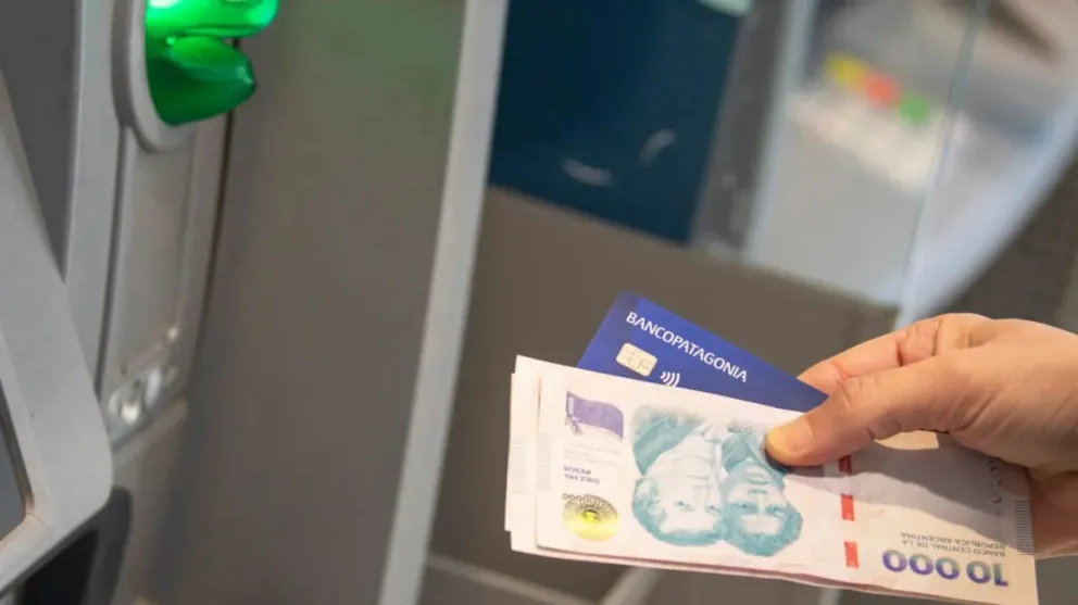 La Provincia abona sueldos a sus empleados y empleadas estatales.