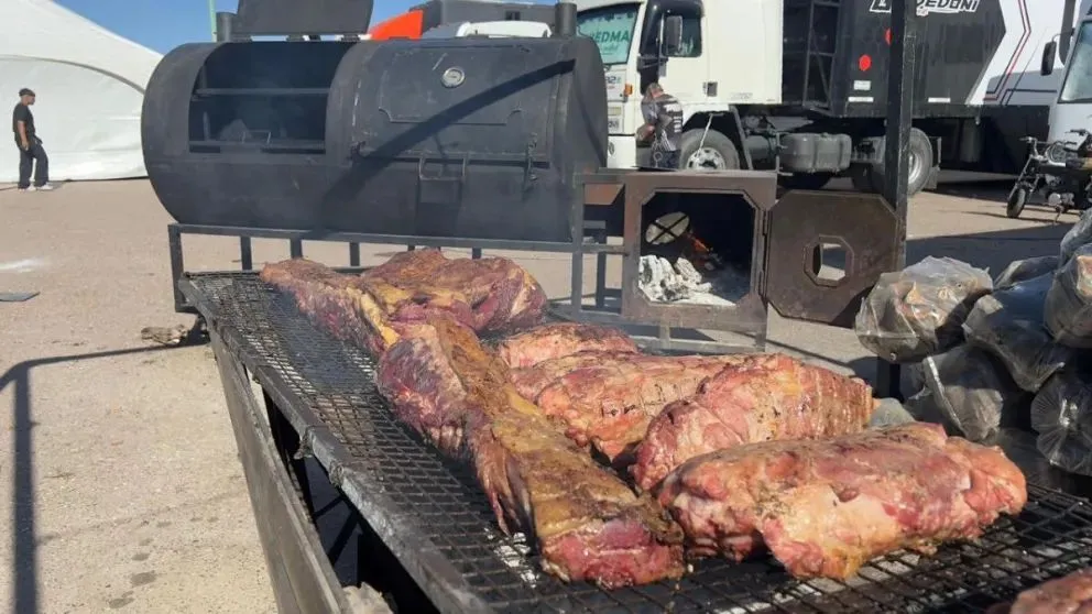 Los sanguches de carne son lo más buscado en el evento del Turismo Carretera. 