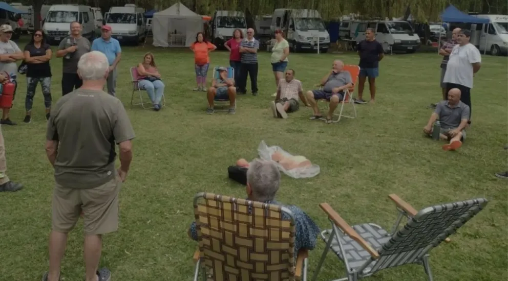 Vecinos y turistas participaron de una capacitación rápida de RCP durante el Encuentro de Rodanteros, que reúne a más de 150 casas rodantes y motorhomes.
