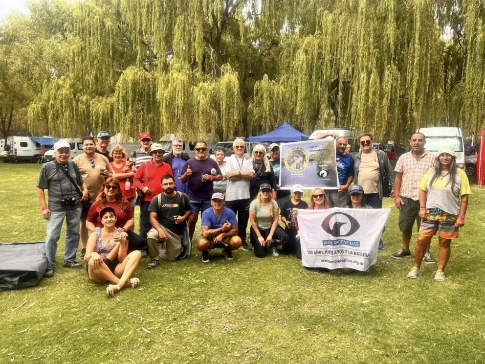 Vecinos y visitantes participaron de una salida de observación de aves junto al COA Gavilán Mixto Valle Medio en el marco de las actividades del Encuentro Rodantero.