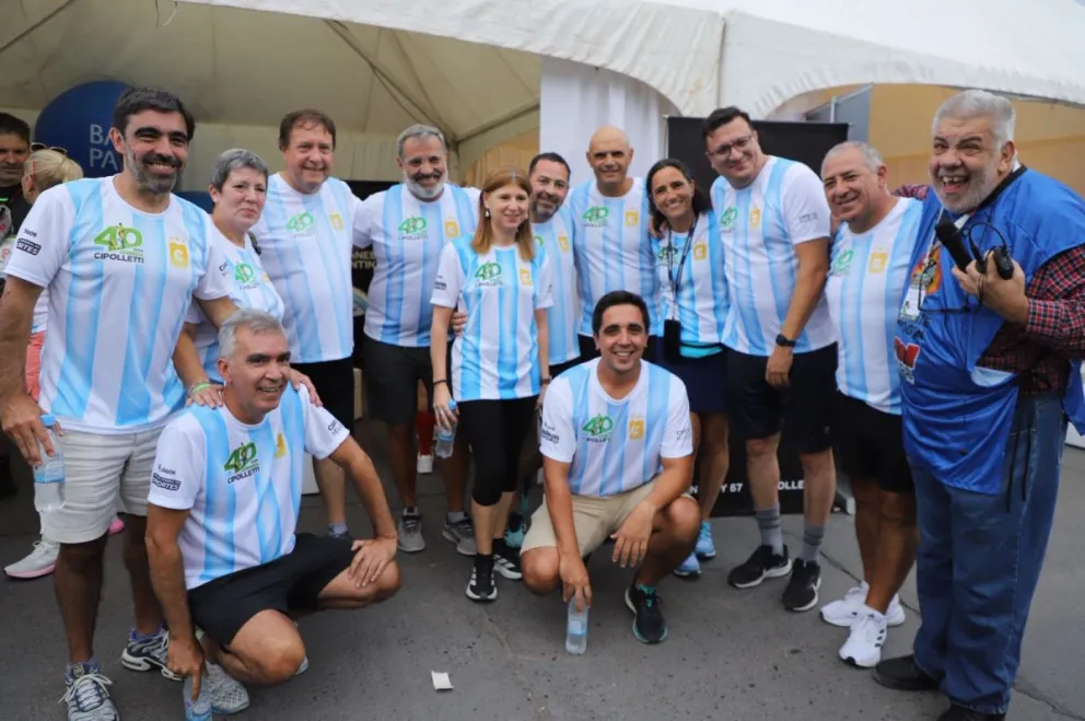 El Gobernador dialogó con los vecinos en la corrida.