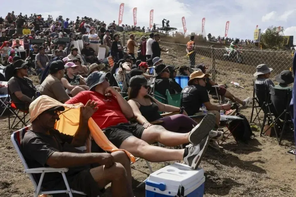 La gente disfruta una jornada histórica para Bariloche.