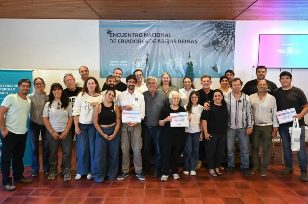 Los apicultores María Cristina Gómez y Daniel Bustos fueron premiados en el Encuentro Nacional de Criadores de Abejas Reinas.