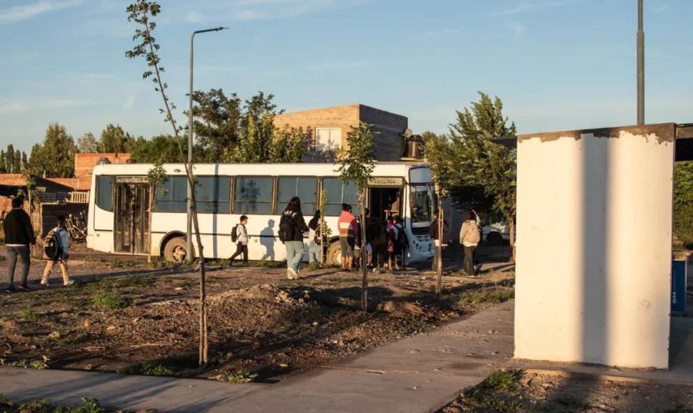 El transporte escolar parte desde la plaza del barrio Luis Landriscina y traslada a estudiantes hacia distintos establecimientos educativos de Chimpay.