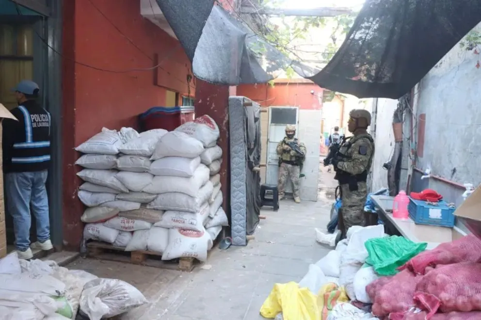 El operativo culminó con ocho personas detenidas / imagenes gentileza @gabrieliezzi via X