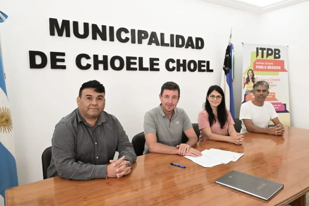 El intendente Diego Ramello firmó el convenio junto a autoridades del Instituto Terciario Pablo Besson para ampliar la oferta educativa en Choele Choel.