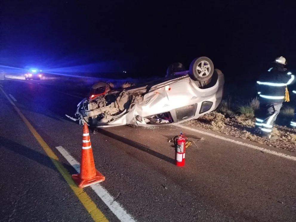 La Renault Duster terminó volcada sobre la Ruta 22 luego del impacto registrado durante la noche del viernes.