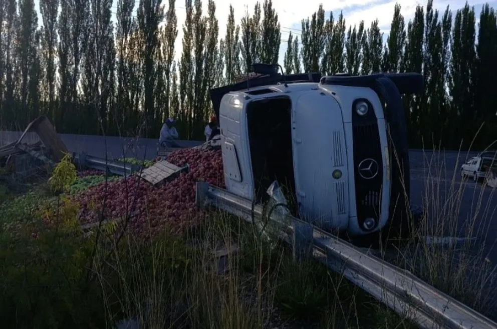 El camión terminó volcado al costado de la calzada mientras transportaba bins cargados con manzanas; el conductor resultó ileso.