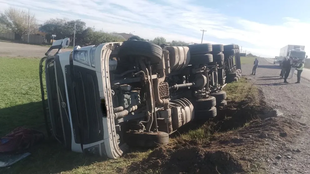 El transporte quedó volcado sobre la banquina y fue necesaria la llegada de otro camión para concretar el transbordo de la carga.