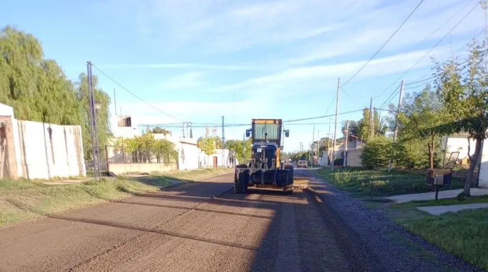 Las máquinas municipales trabajan en los sectores más afectados por el deterioro generado tras las últimas precipitaciones.