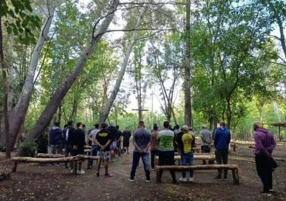 Cada tarde, los hombres que viven en la granja se reúnen frente a la cruz para cerrar el día. La oración es parte del proceso que atraviesan. Foto: Tania Domenicucci