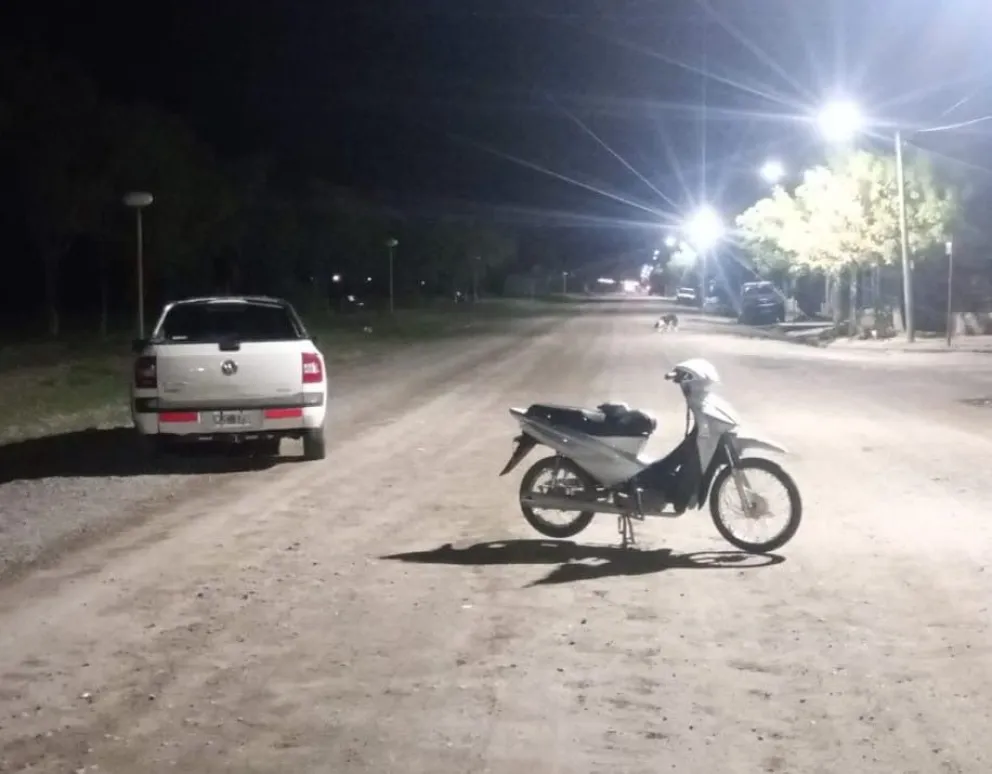 El choque ocurrió en la esquina de Sarmiento y 12 de Octubre; la moto fue retenida por falta de documentación.