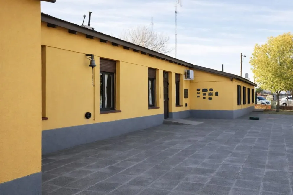 La Escuela N°34 Pedro Lucero es uno de los pilares de la educación pública en Darwin y forma parte de la identidad histórica de la localidad.