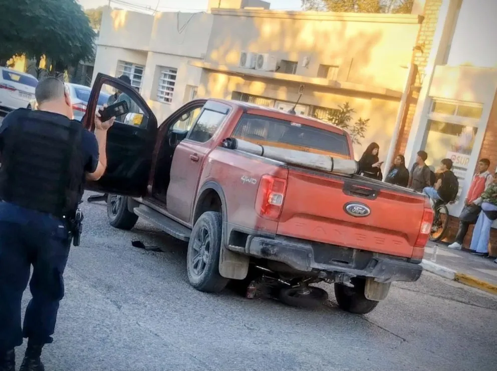 La motocicleta quedó debajo de la camioneta y sus ocupantes fueron asistidos por personal de emergencia en el lugar.