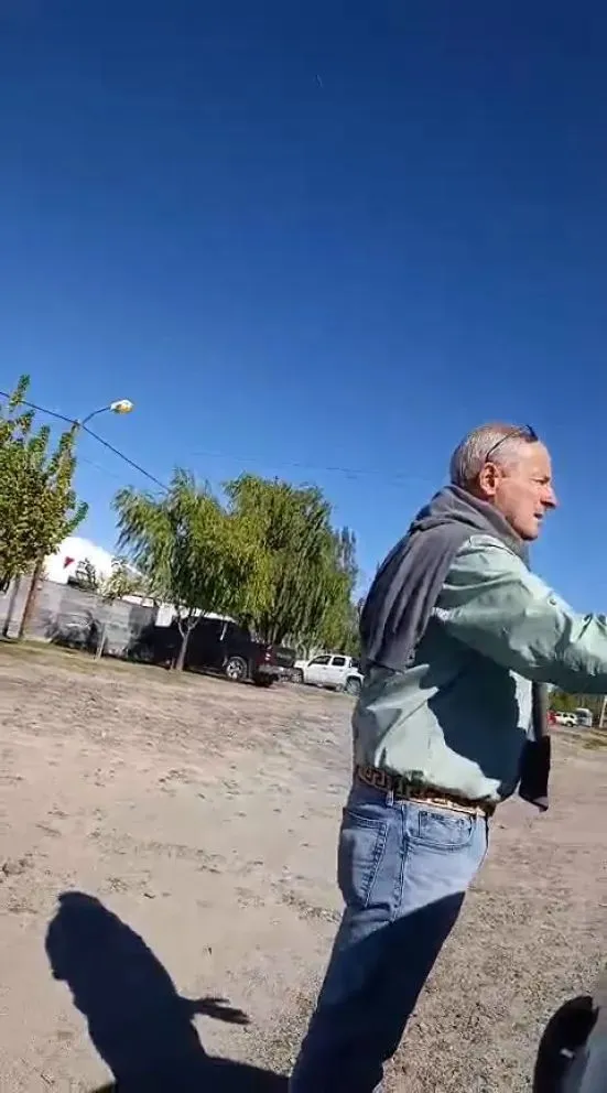 El momento corresponde al intercambio registrado en la vía pública, tras la cobertura del incendio en el Parque Industrial. Foto: Tania Domenicucci ANR