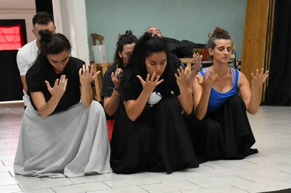 La compañía Indómita realiza sus ensayos en el Centro Cultural Municipal antes de sus presentaciones en Semana Santa.