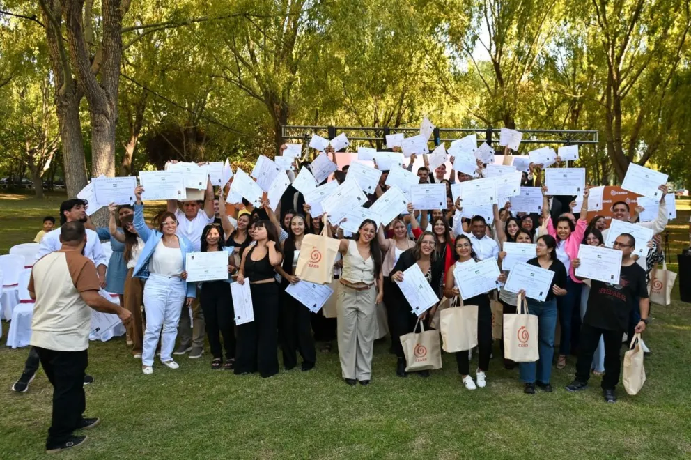 La ceremonia reunió a estudiantes, familias y autoridades en Isla 92, en una jornada marcada por la emoción y el reconocimiento. 