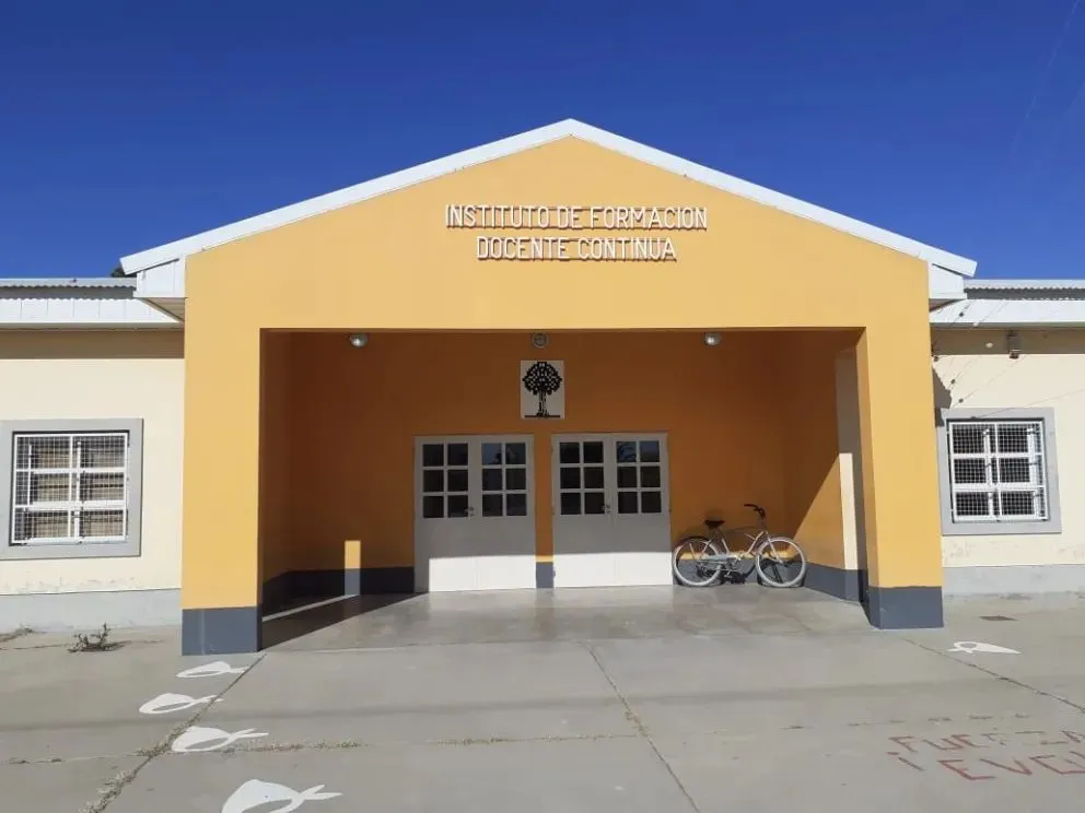 La suspensión alcanza a instituciones educativas nocturnas y de adultos de toda la región de Valle Medio.