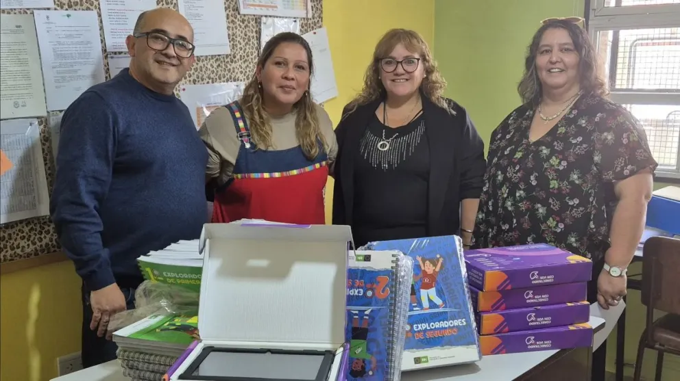 Río Negro, a través del Ministerio de Educación y Derechos Humanos, entrega el material en escuelas.