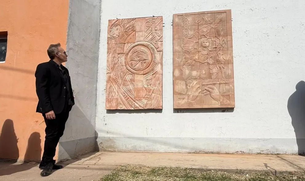 La obra fue realizada con arcilla patagónica y forma parte de una iniciativa artística internacional que tendrá réplicas en otros cuatro continentes.