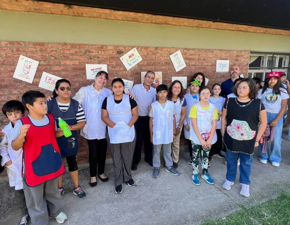 La actividad incluyó la proyección de un documental y una intervención simbólica con baldosas conmemorativas.