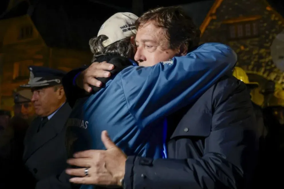 El director de los Veteranos de Guerra de Río Negro, Ruben Pablos, se funde en un abrazo con el gobernador (fotos: Eugenia Neme).