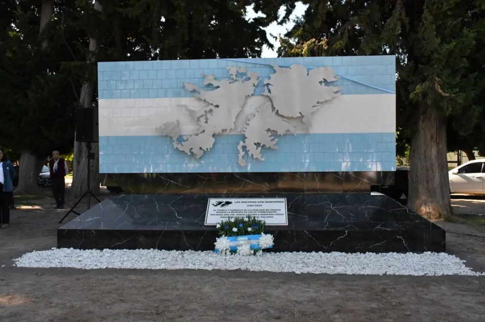 El nuevo memorial quedó ubicado en un punto central de la localidad como espacio de homenaje permanente a los veteranos y caídos en Malvinas.