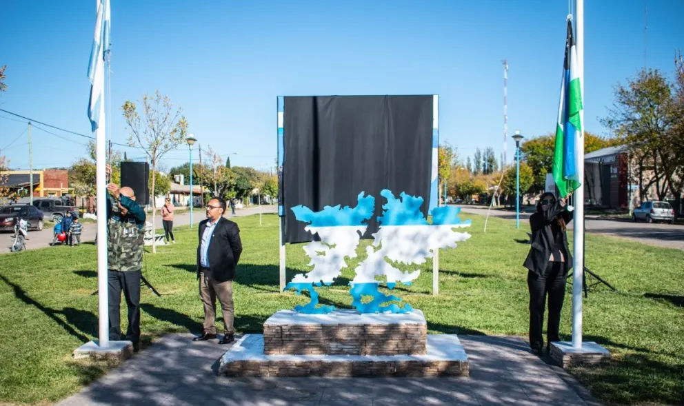 El acto incluyó reconocimiento a un ex combatiente, nueva cartelería y un fuerte mensaje de memoria colectiva.
