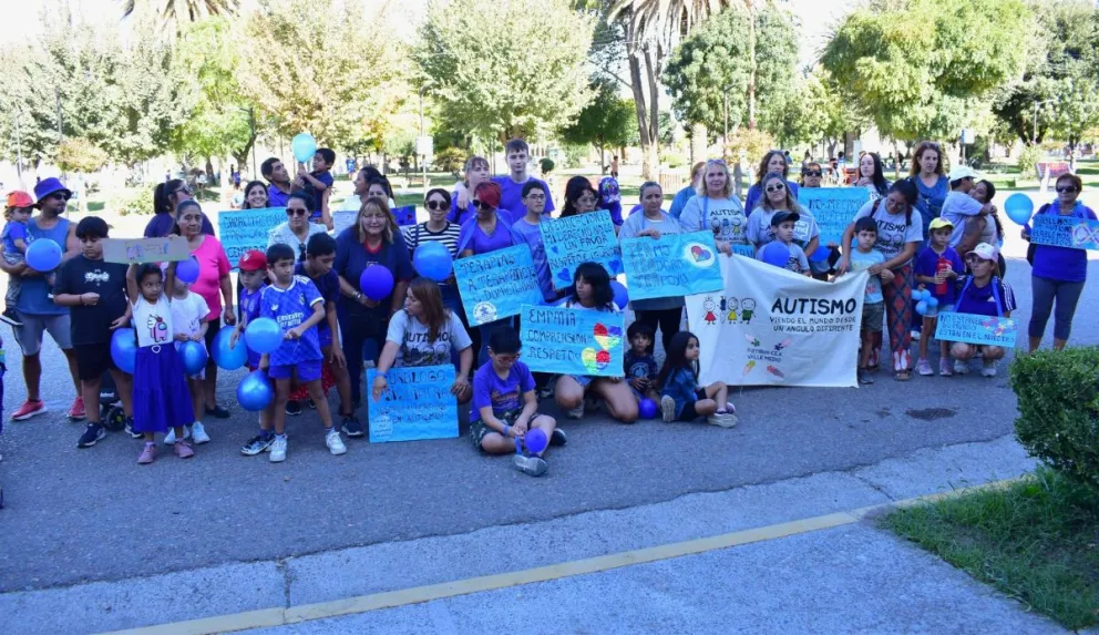 Familias y vecinos participaron vestidos de azul en una jornada de visibilización y acompañamiento comunitario.