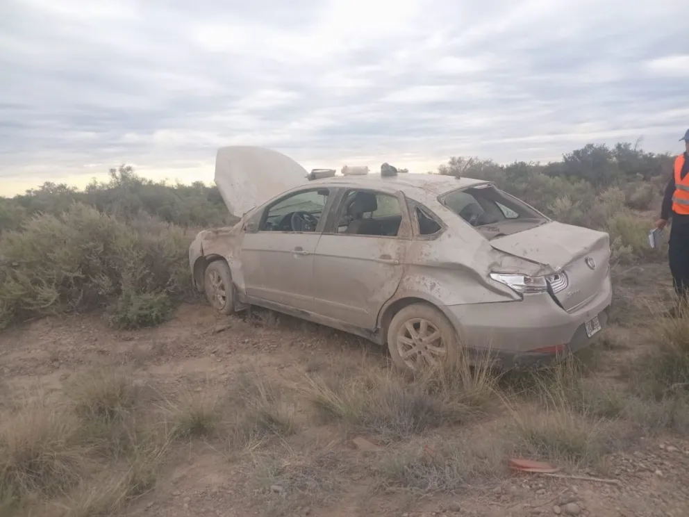 El automóvil terminó volcado sobre la sub banquina tras un despiste ocurrido en el kilómetro 222 de la Ruta Nacional 250, en jurisdicción de Pomona.