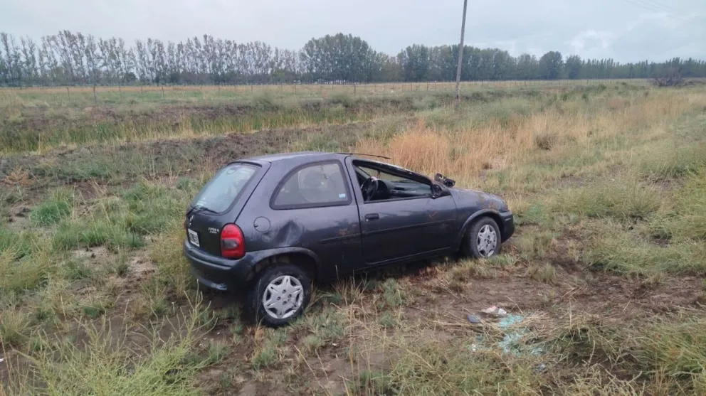 El Chevrolet Corsa terminó volcado sobre la sub banquina luego de un despiste provocado por una maniobra evasiva