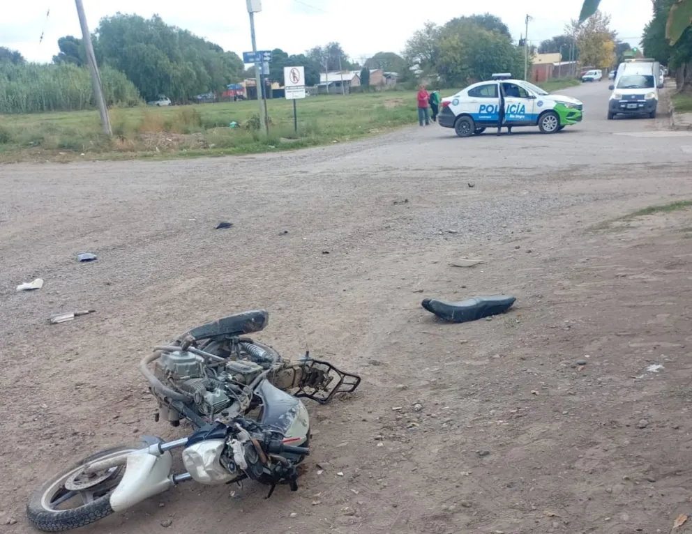 El choque ocurrió en una esquina céntrica de Lamarque y dejó dos personas lesionadas