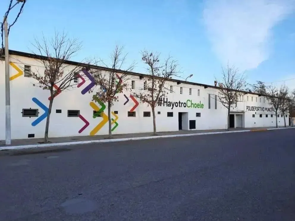 El recambio de techo y la construcción de sanitarios adaptados forman parte de una renovación integral del polideportivo loca