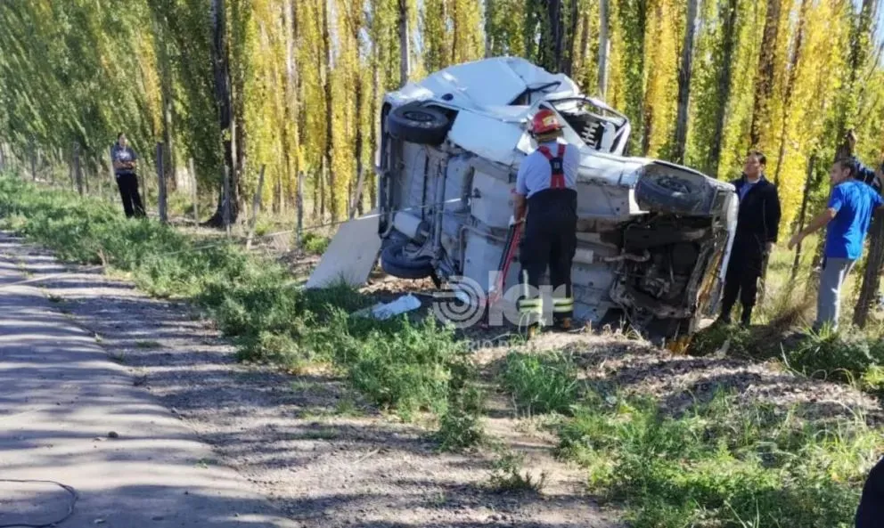 El vehículo circulaba por la colectora norte hacia Roca. Ocurrió casi en el límite con Cervantes. Foto Policía RN.