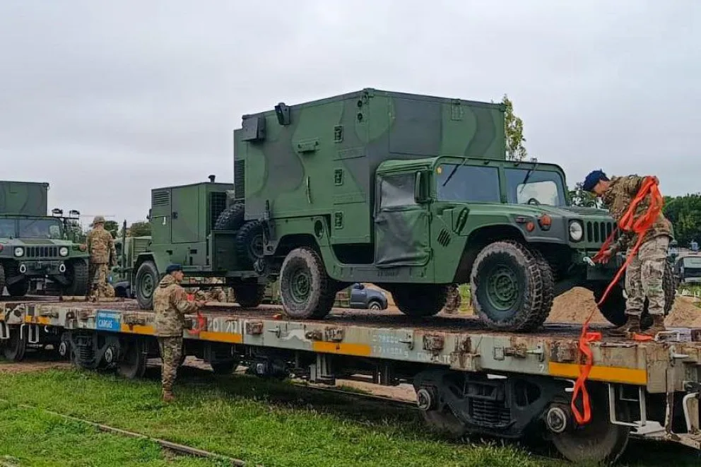 El convoy ferroviario transporta unidades de combate y vehículos de uso general destinados a maniobras de adiestramiento en zonas de clima frío.