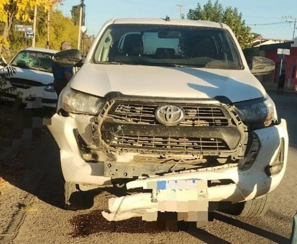 El choque ocurrió en pleno casco urbano y movilizó a personal policial y de salud.