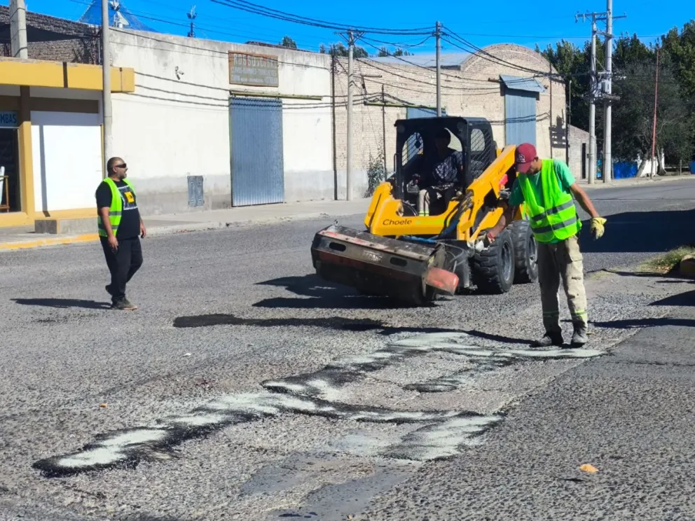 Cuadrillas municipales avanzan con tareas de bacheo en distintos sectores de la ciudad.