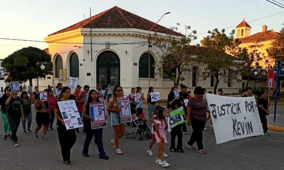 La movilización en Lamarque volvió a reunir a vecinos y familiares en reclamo de justicia por Kevin Hernández, a 48 días de su desaparición.