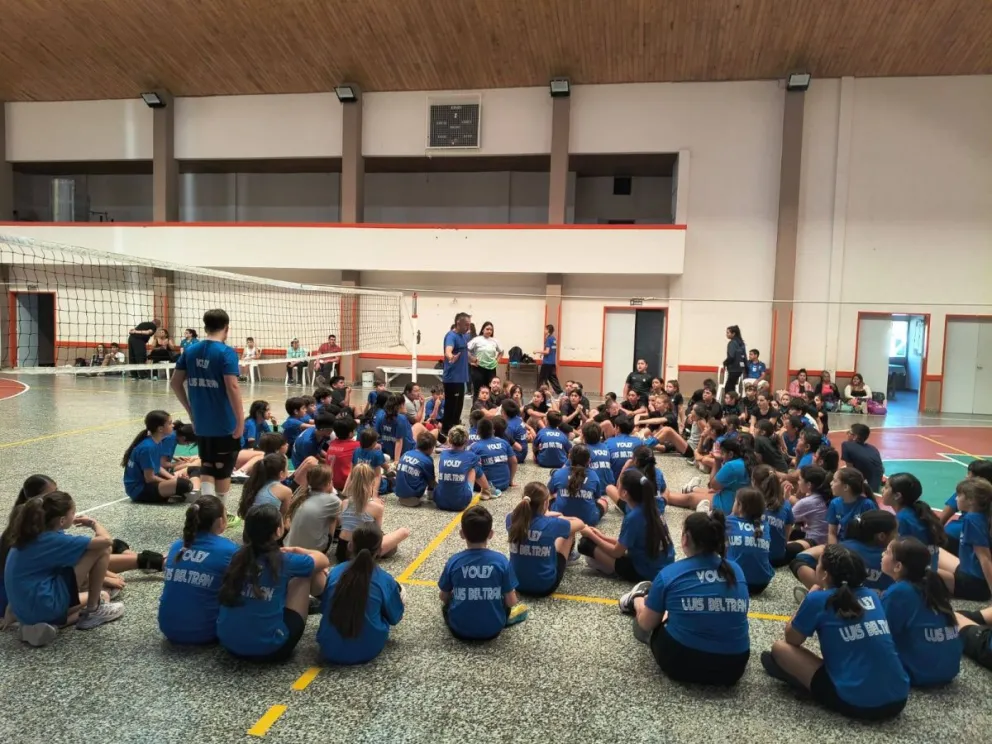 Jugadoras de Luis Beltrán y Choele Choel participaron de una jornada de Mini Vóley marcada por el juego y el compañerismo.