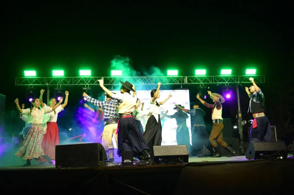 La Plaza 9 de Julio fue escenario de una multitudinaria primera jornada de SazonArte, que combina gastronomía, música y actividades recreativas.