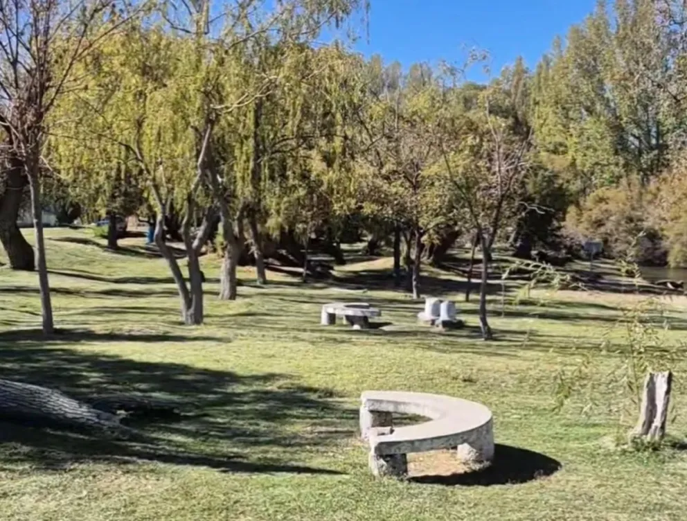 El municipio de Chimpay continúa con tareas de limpieza y recuperación tras el temporal que afectó distintos sectores de la localidad.