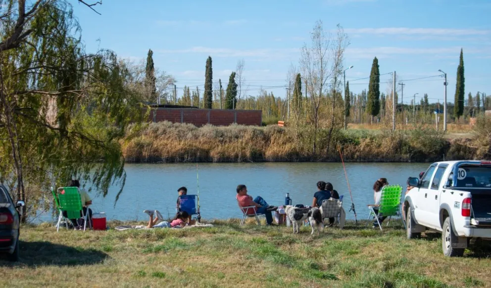 Niños y niñas disfrutaron de una jornada de pesca, juegos y compañerismo en la Laguna Rosario Burgos.